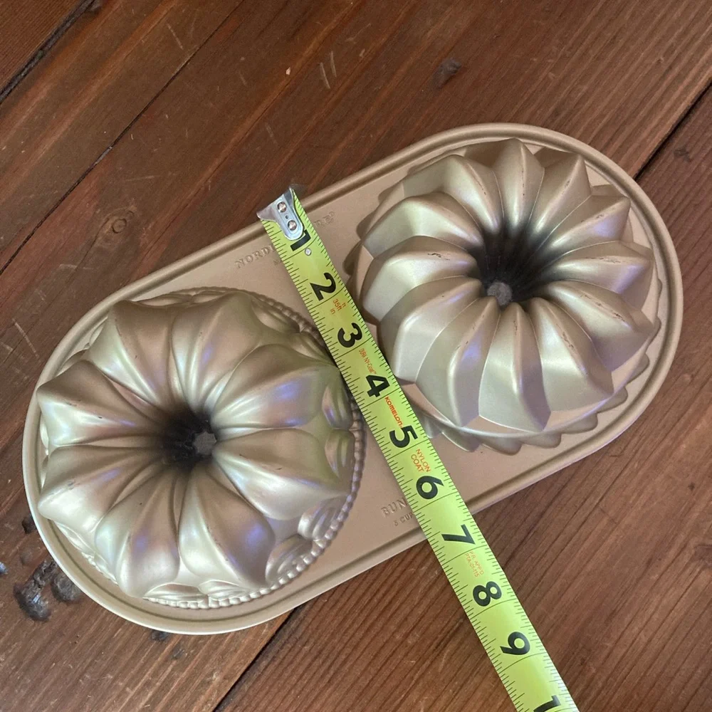 Williams Sonoma Gold Bundt Pan